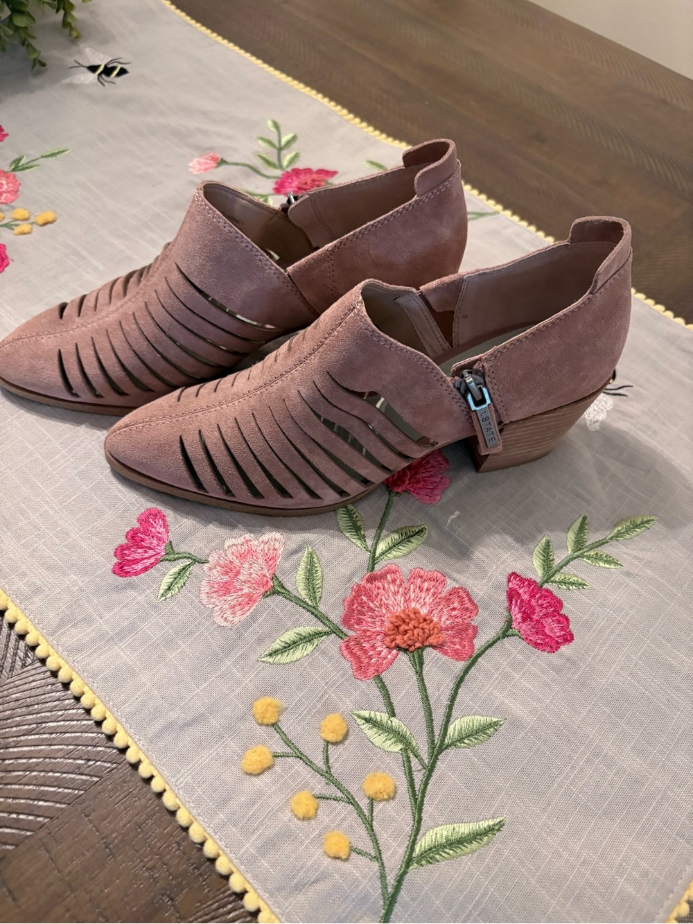 Women’s Cutout Suede Ankle Shoe - Dusty Rose